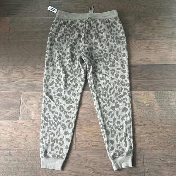 Old Navy-New with tags-Women’s leopard sweatpants - Picture 5 of 5